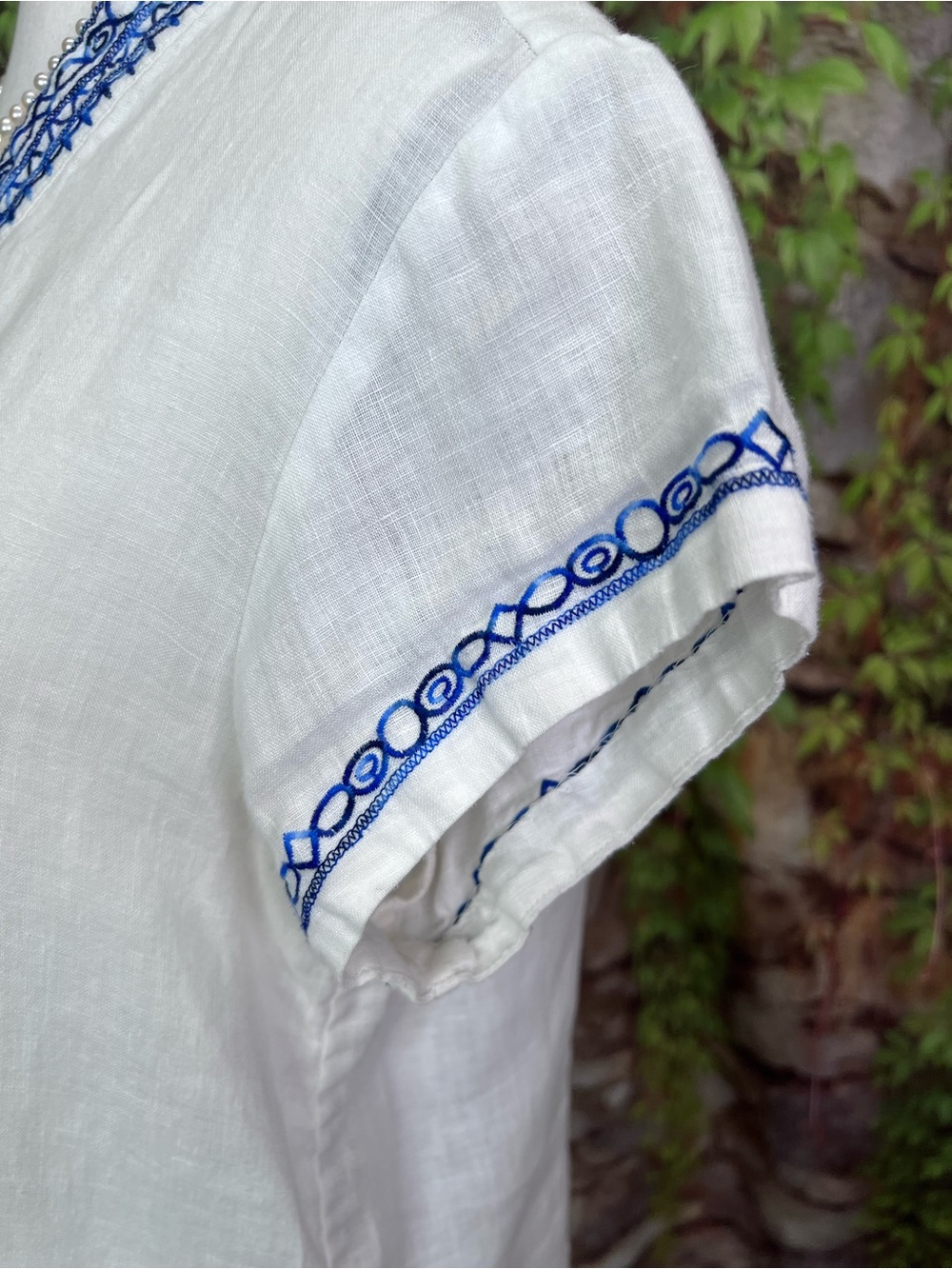 BRITISH INDIA TRAVELER White and Blue Embroidered Linen Short Sleeve Top, M/7 - Picture 5 of 13